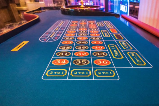 Live Bandar Poker dealer at tentoto casino studio